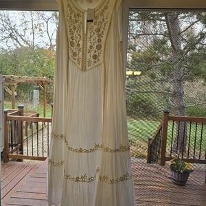JJill Size 2x Embroidered White and Gold Maxi Dress